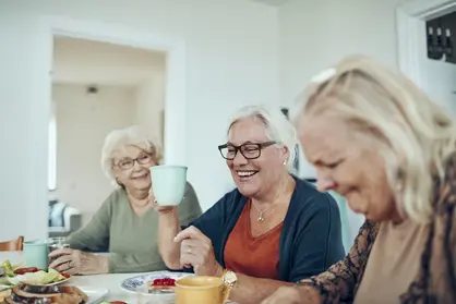 Nachbarn frühstücken gemeinsam