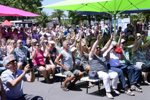 Vorteile für Mitglieder Mitglieder vergnügen sich auf einer Veranstaltung