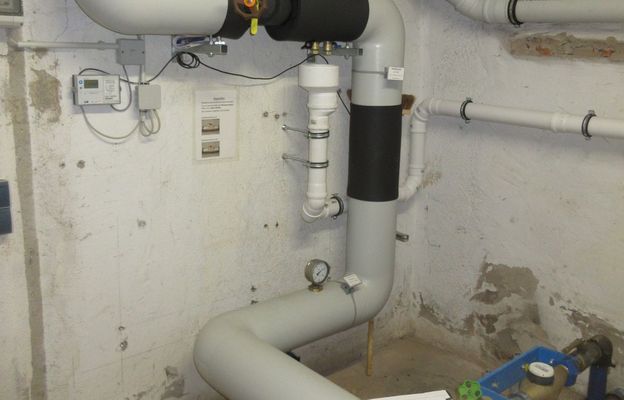 Erneuerte Wasserleitung im Keller eines Wohngebäudes