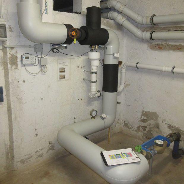 Erneuerte Wasserleitung im Keller eines Wohngebäudes